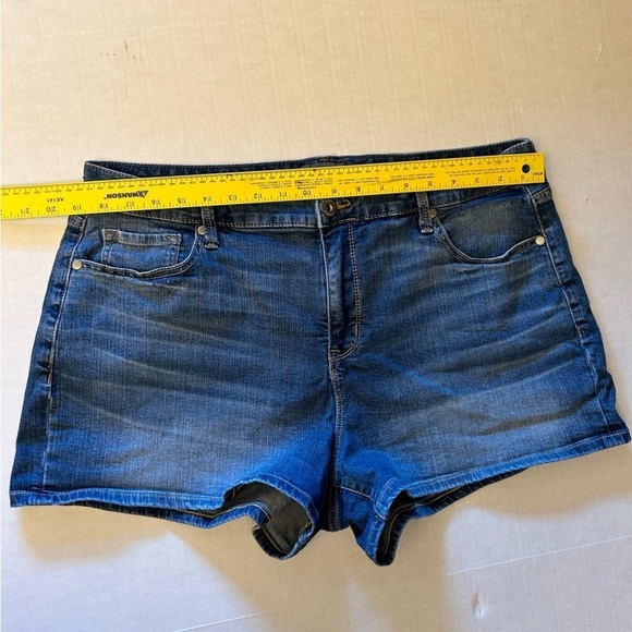 Torrid Feel The Fit Denim blue jean shorts Sz-18. A4 - Picture 6 of 9
